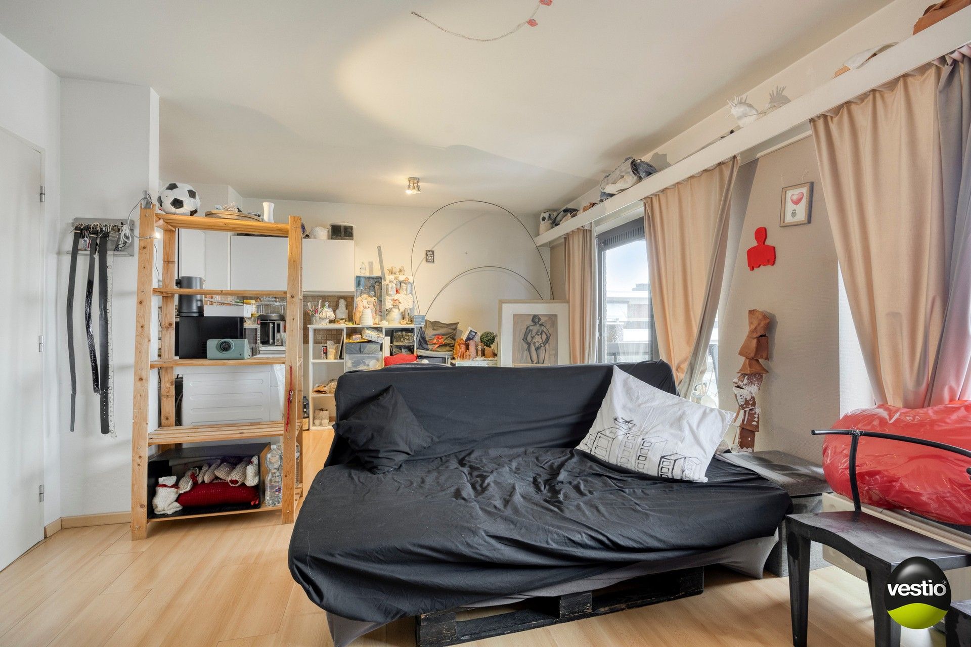 Centraal en rustig gelegen studio nabij het Sint-Katarinaplein. foto {{pictureIndex}}