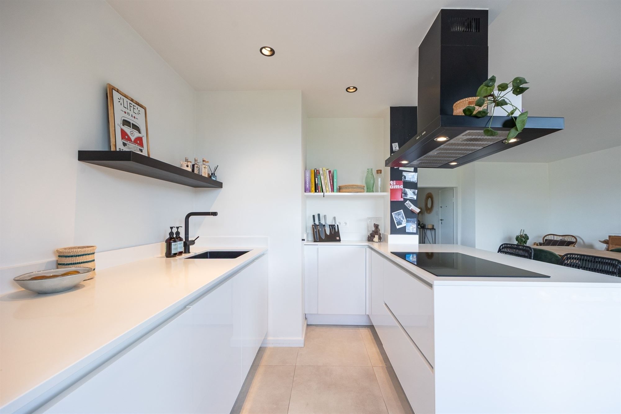 Instapklaar en lichtrijk hoekappartement nabij het Rooi foto 6
