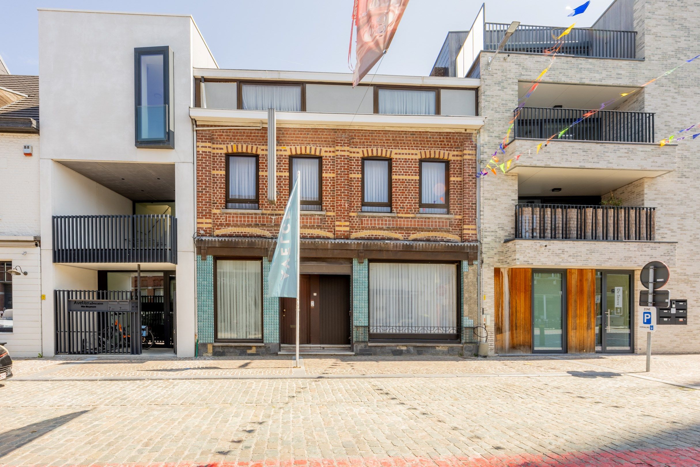Hoofdfoto van de publicatie: AF TE BREKEN GEBOUW OP TOPLOCATIE 