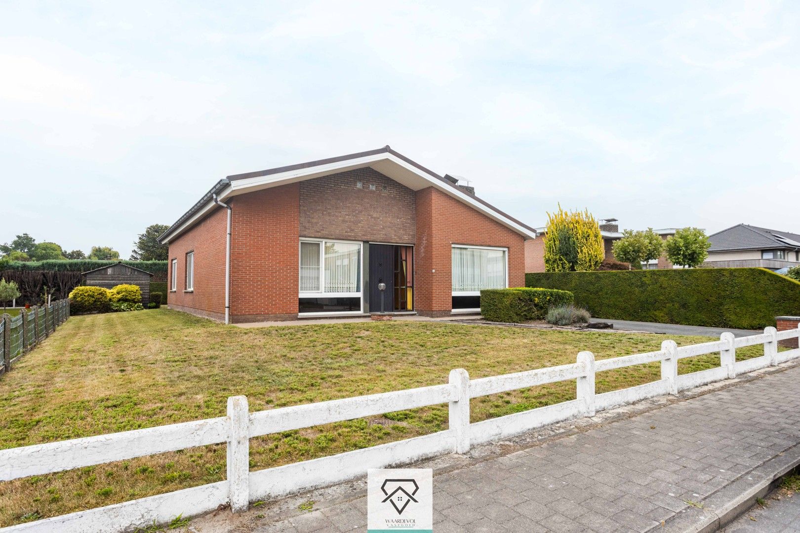 Hoofdfoto van de publicatie: Stevige bungalow met 3 slaapkamers, tuin rondom en garage – centraal in Evergem