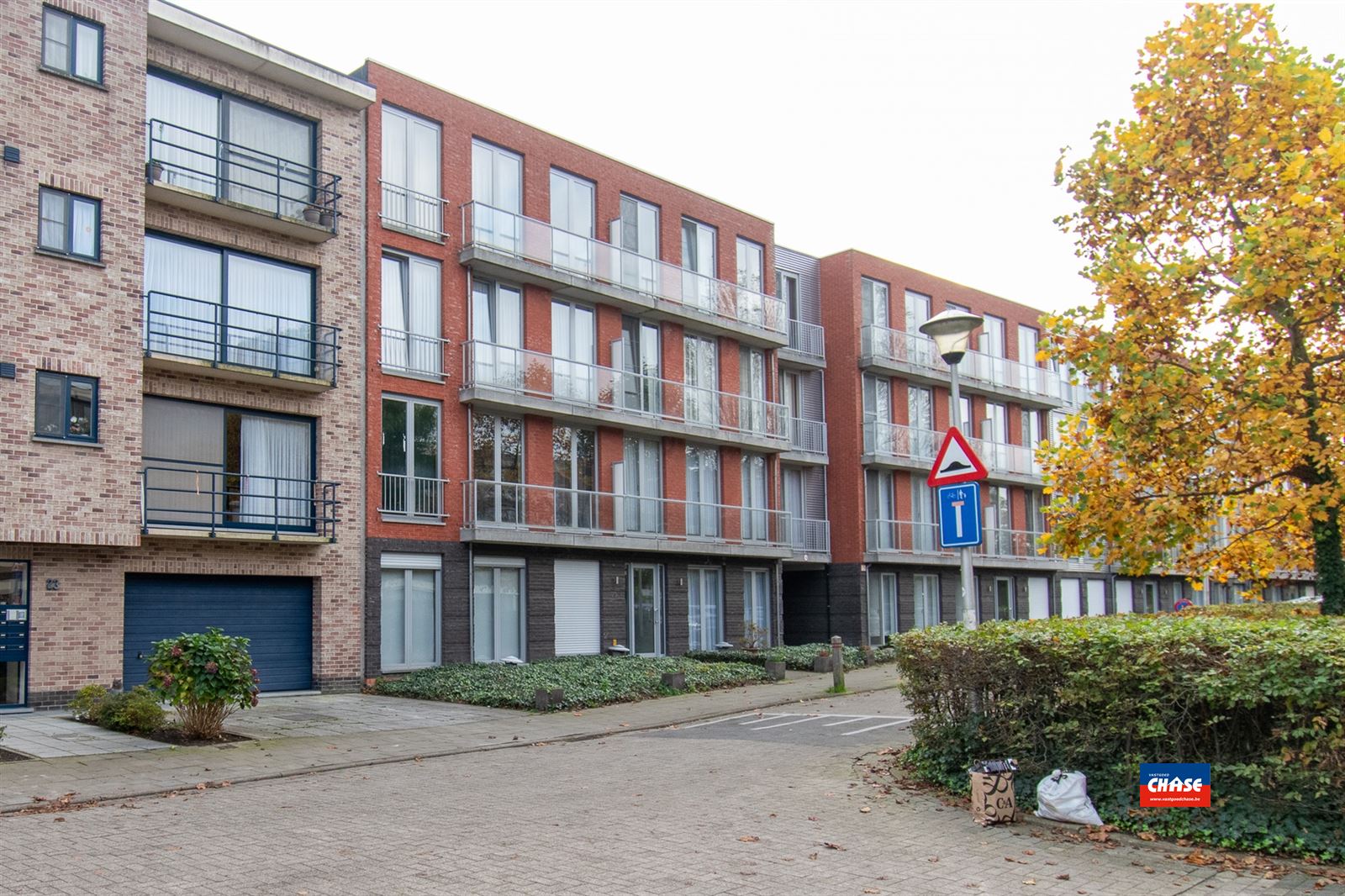 Zeer ruim appartement met 2 grote slaapkamers, mooi terrasen ondergrondse autostaanplaats foto {{pictureIndex}}