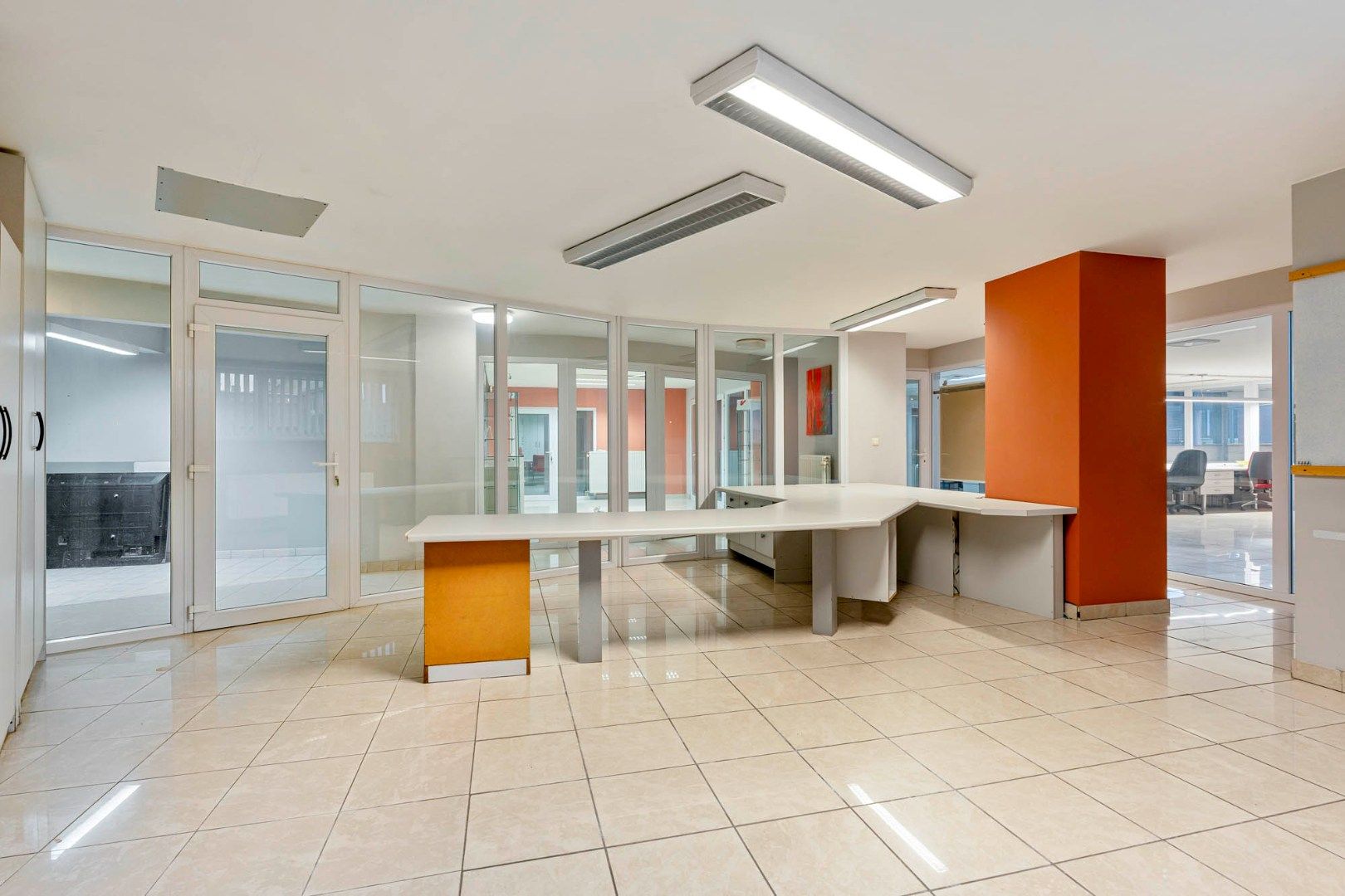 Bedrijfsgebouw met kantoren, magazijnen en woonst - groot 2580 m² foto 11