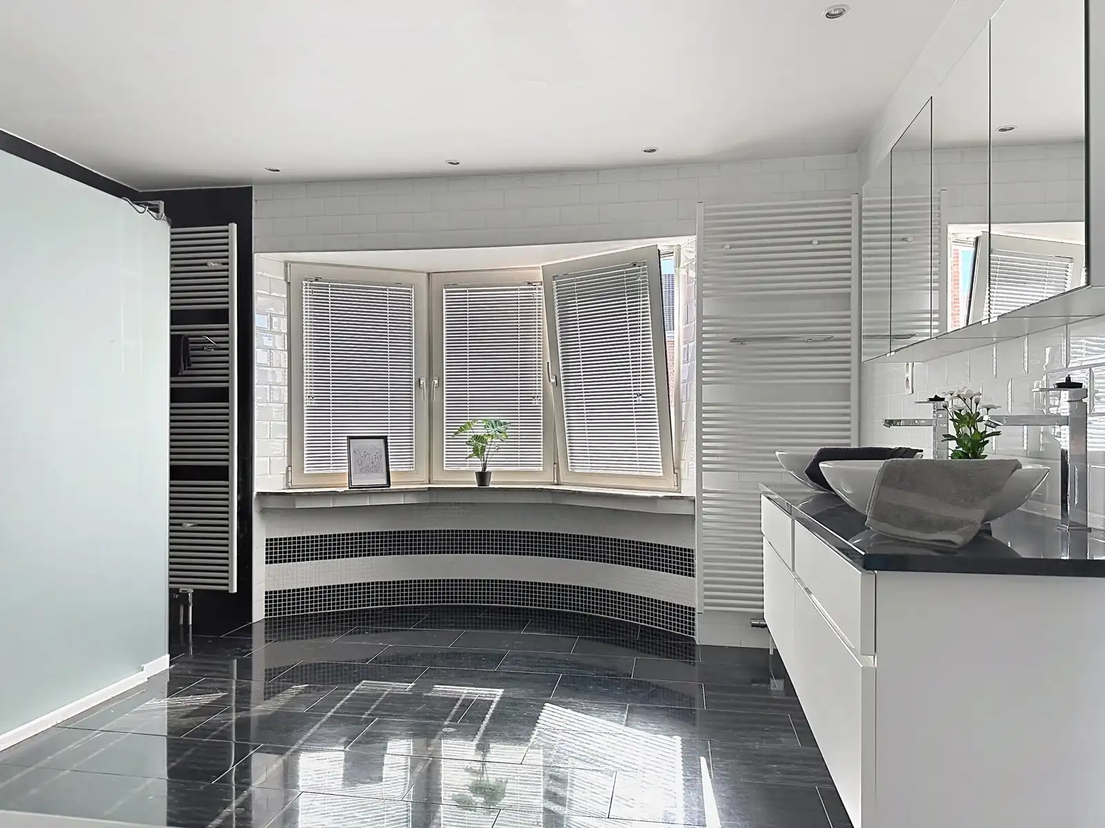 Instapklare, gerenoveerde woning met gezellige koer in hartje Niel! foto 21
