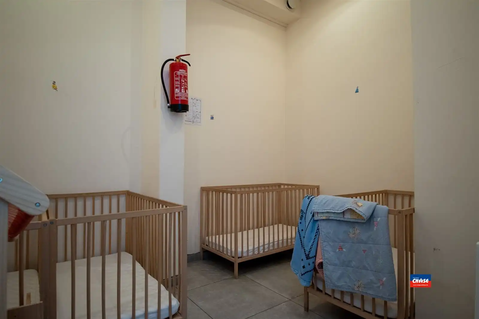 Ruime tweewoonst met mogelijk 9 slaapkamers en tuin foto 9