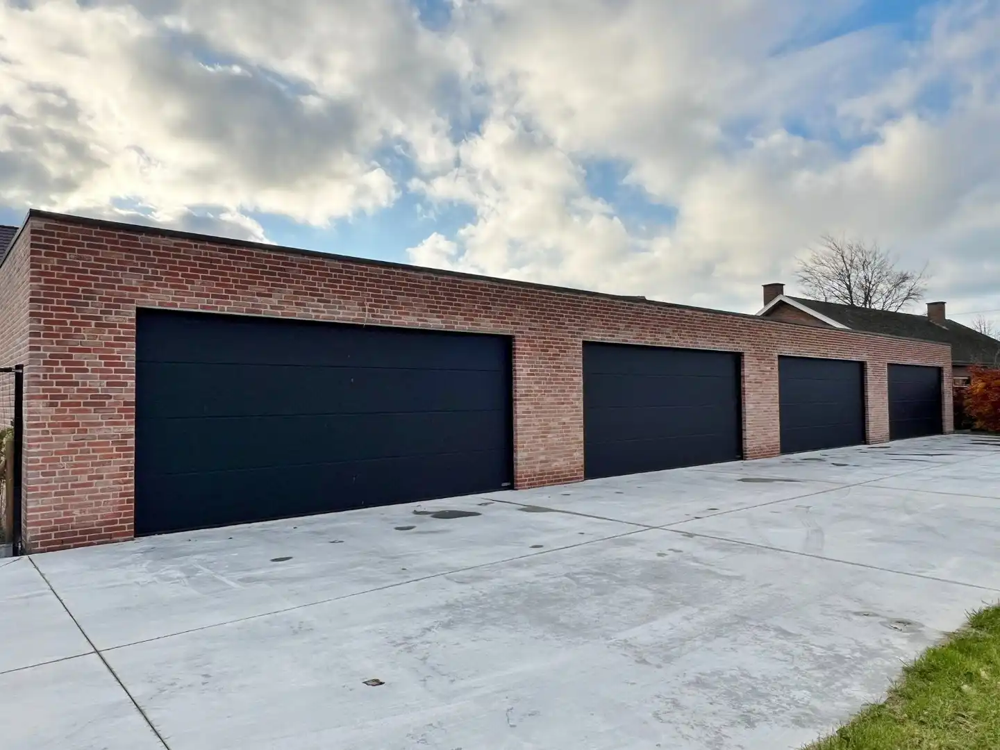 Halfopen karaktervolle nieuwbouwwoning met dubbele garage en tuin. ( 6%btw mogelijk ) foto 3