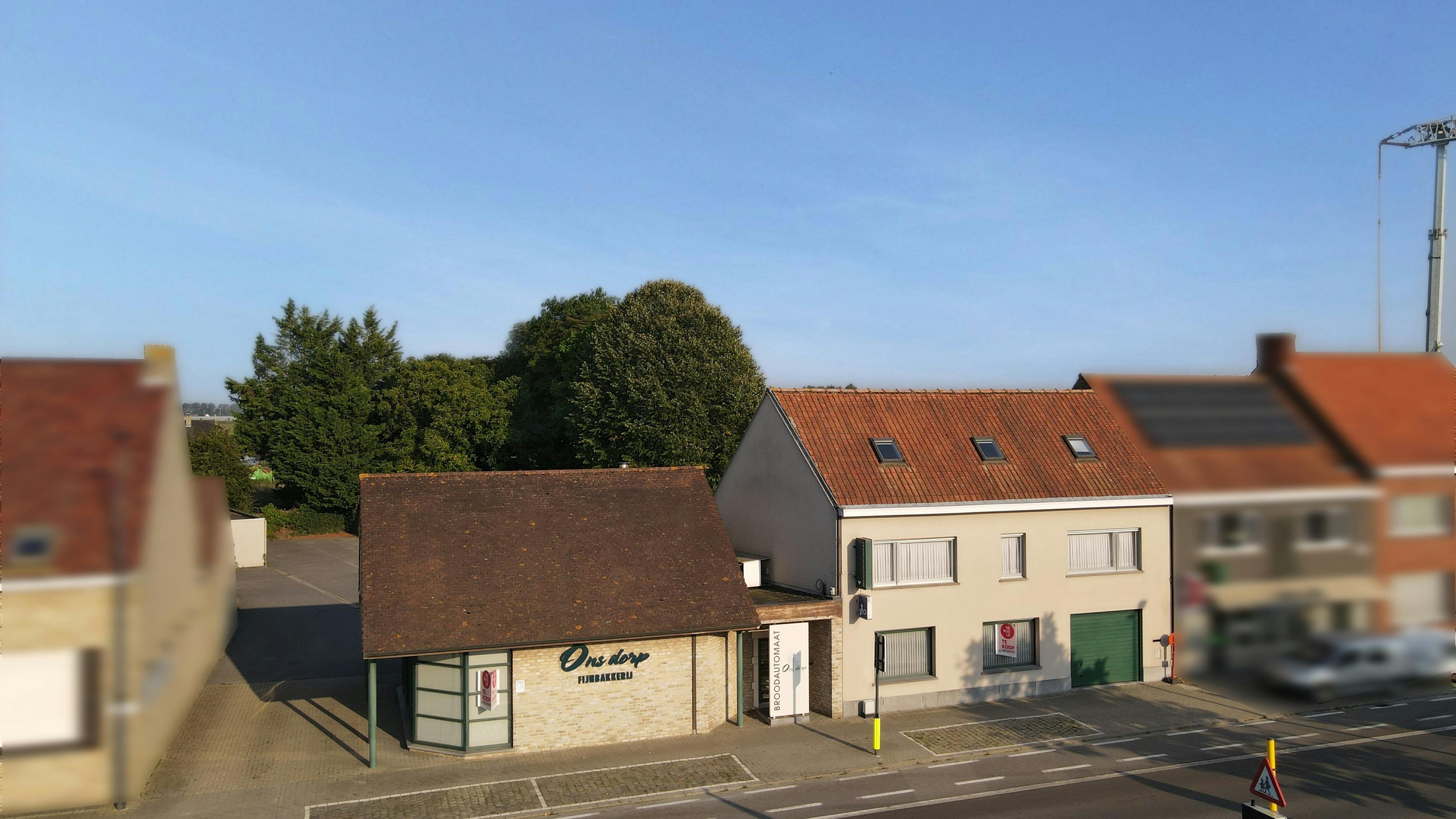 Hoofdfoto van de publicatie: Huis met winkel, atelier en garages te koop in regio Diksmuide