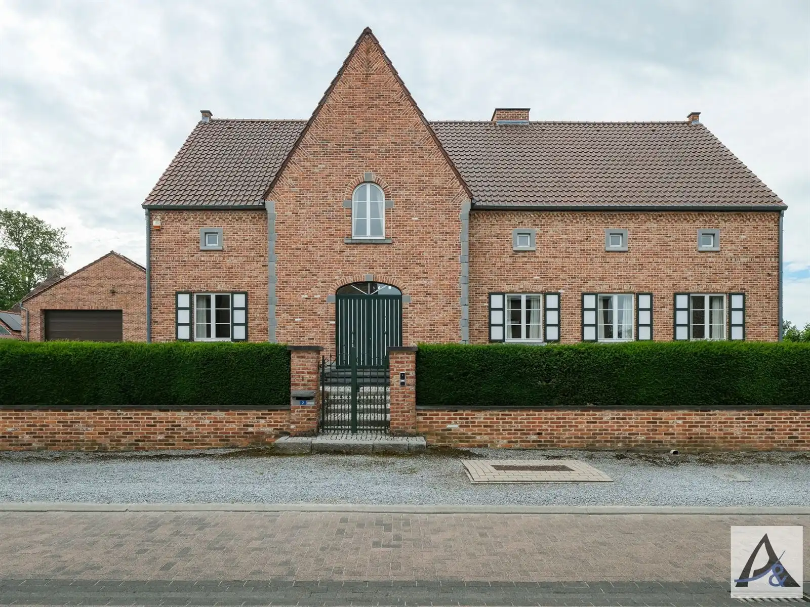 Exclusieve villa met ruime loods in hartje Munsterbilzen foto 2