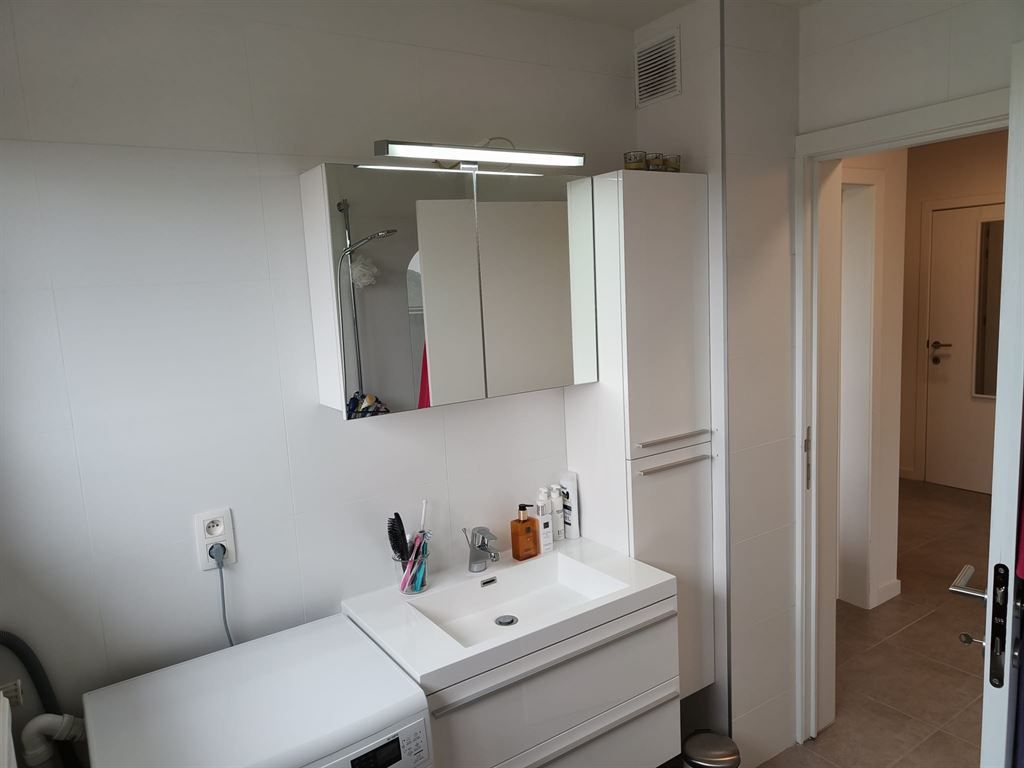 Goedgelegen en volledig vernieuwd appartement foto 18