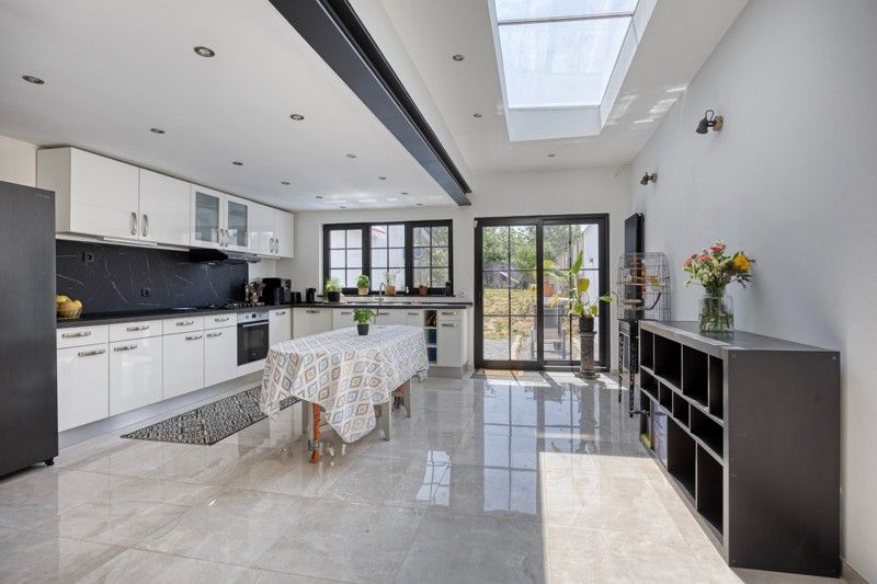 Volledig gerenoveerde woning foto {{pictureIndex}}