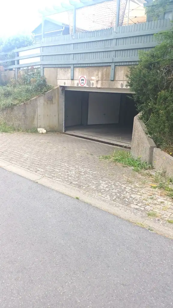 TE KOOP GARAGE TE WESTENDE! foto 2
