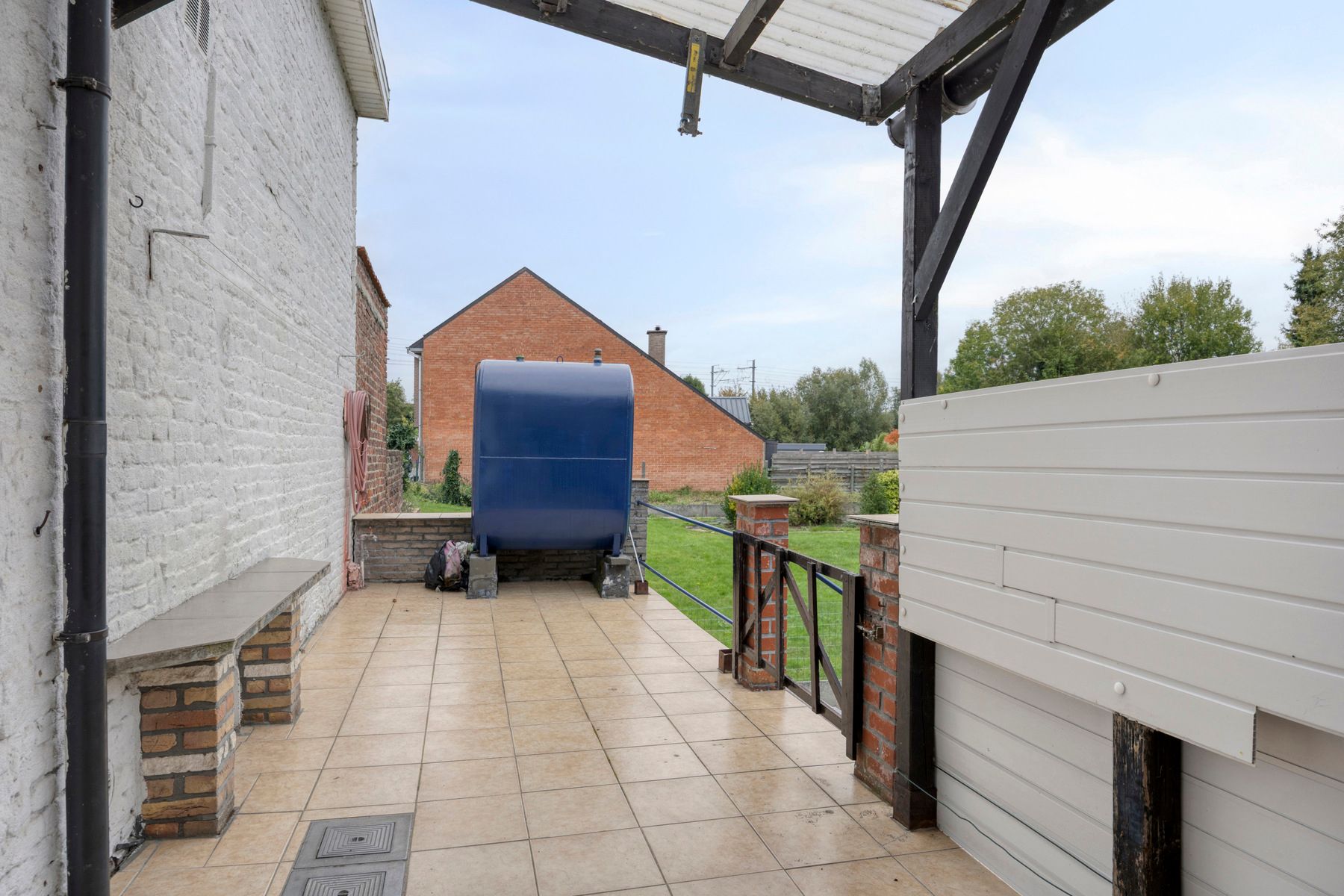 Charmante te renoveren woning met tuin foto 22