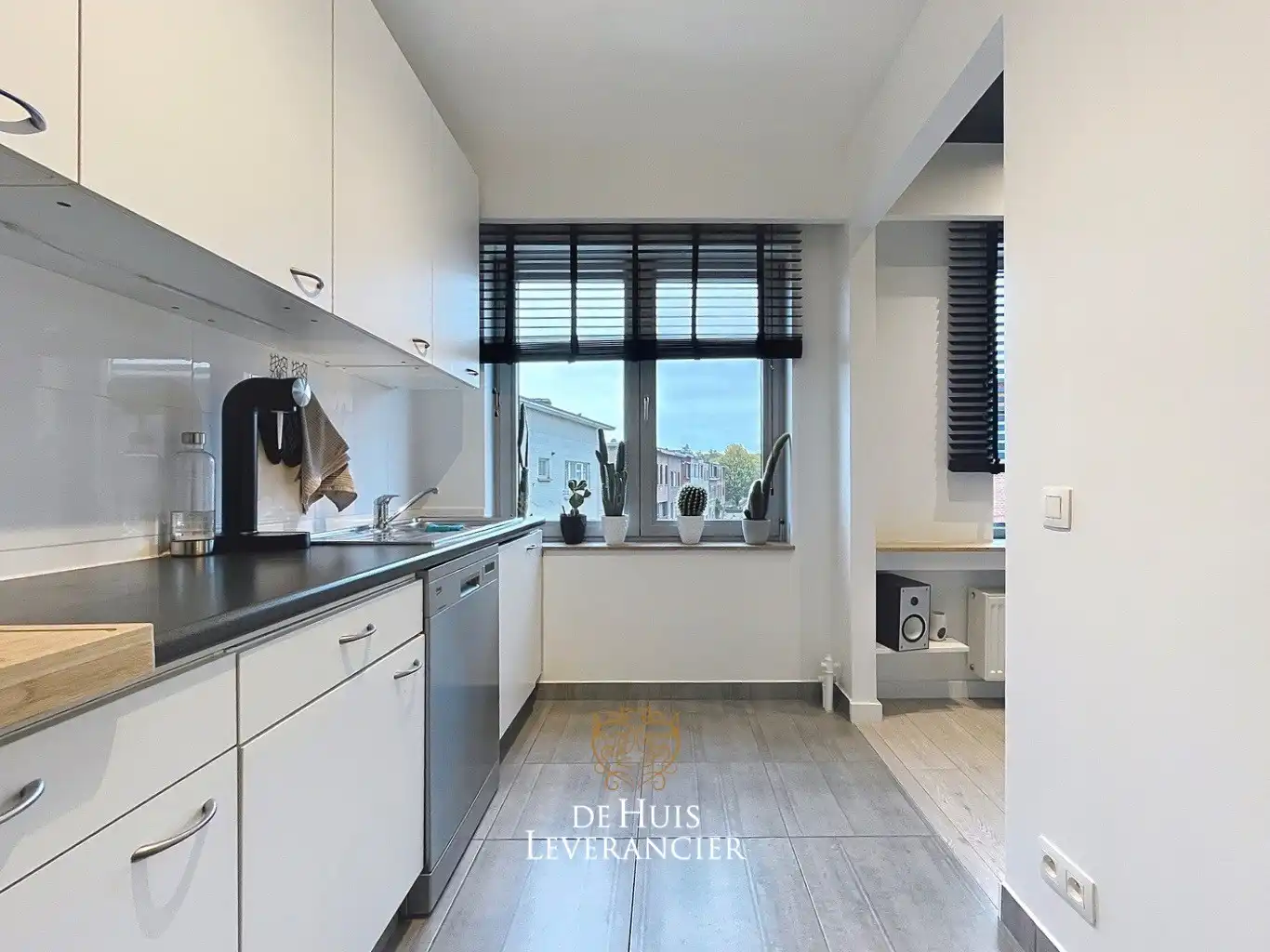 Trendy hi-tech appartement in hartje Edegem te koop foto 9