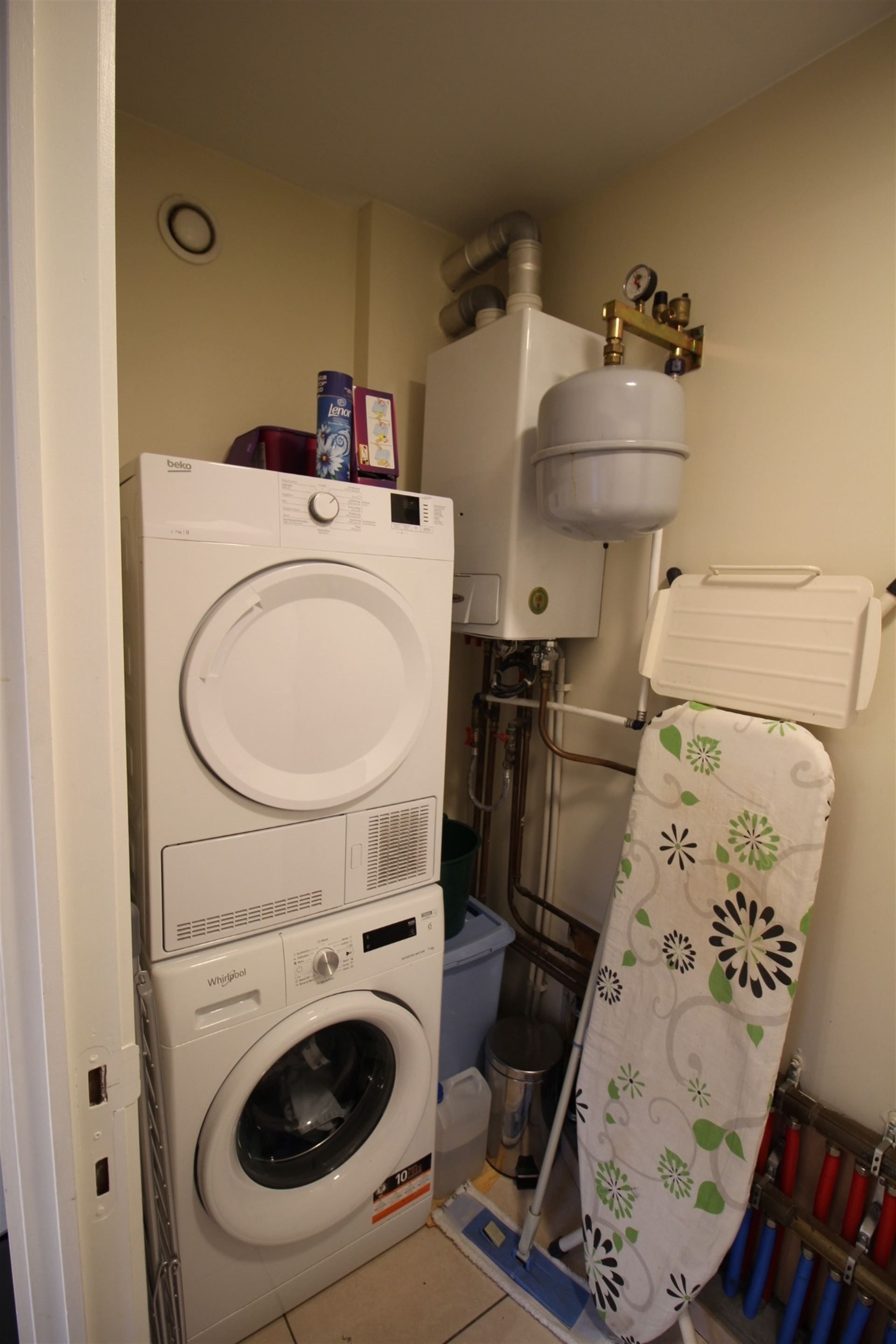 Ruim 2-slaapkamer appartement te huur, grote afgesloten garage inbegrepen. foto 9