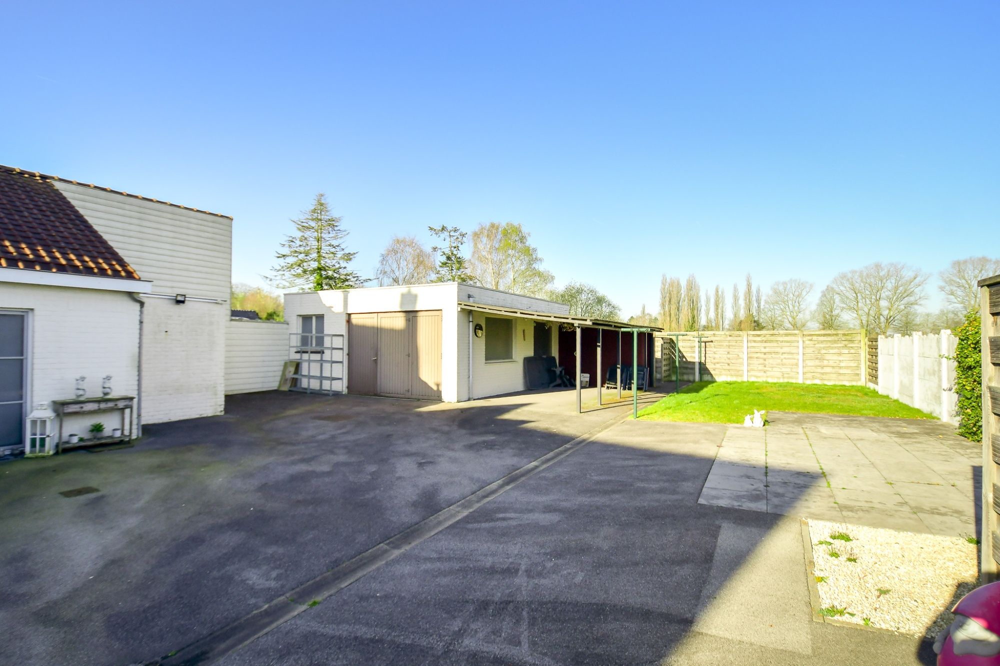 Ruim polyvalent handelspand met 4 slpk,  WINKELRUIMTE,  WONING en PARKING vooraan. foto 4