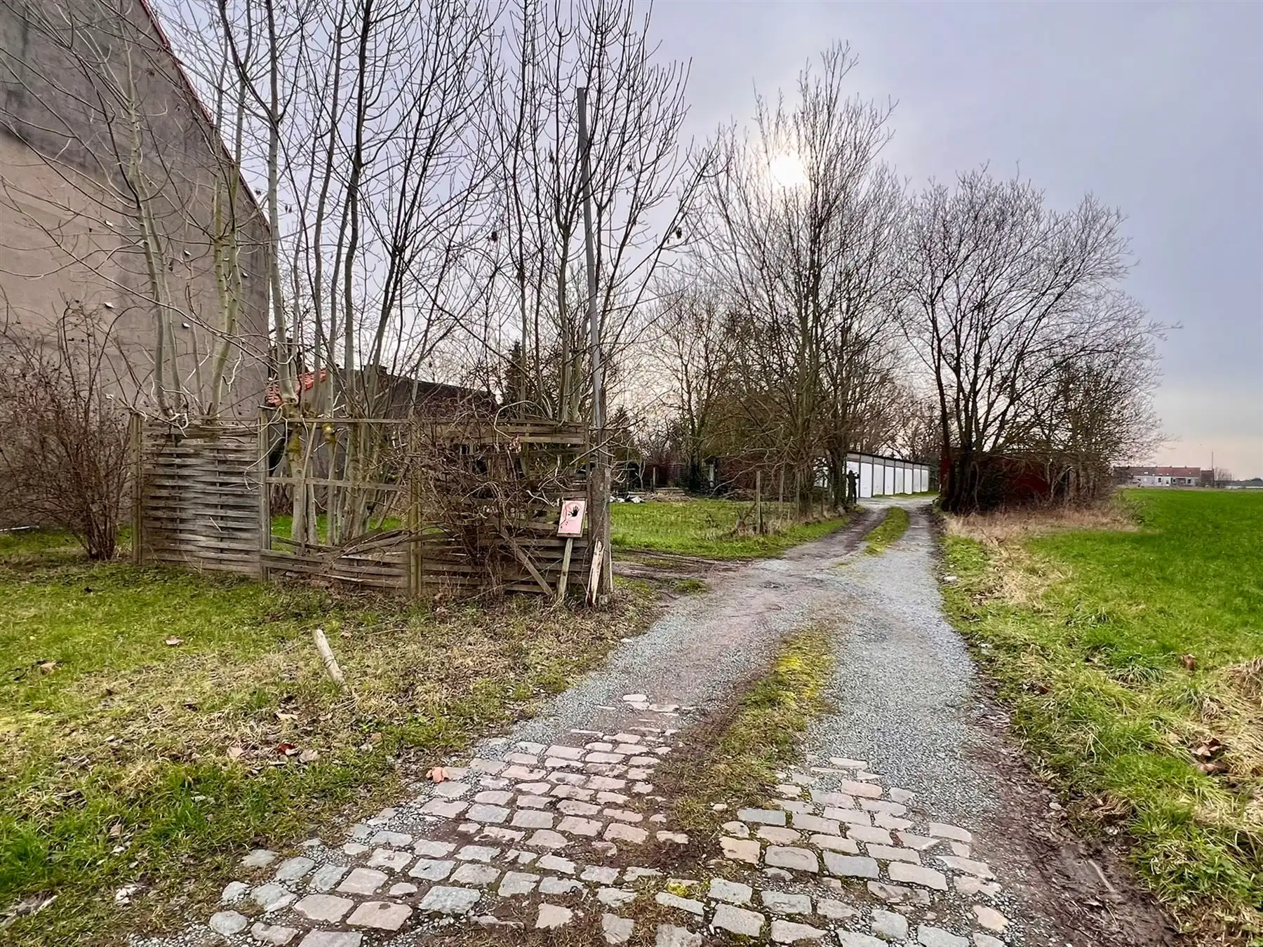 Ideale investering bouwgrond met 20 achterliggende garageboxen foto 3