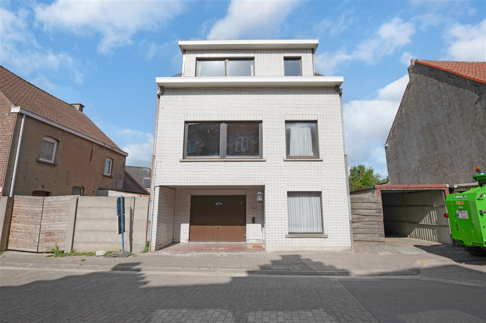 Woning met grote ruimtes en veel lichtinval foto {{pictureIndex}}