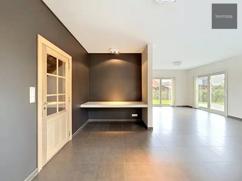 Ruime halfopen woning foto 9