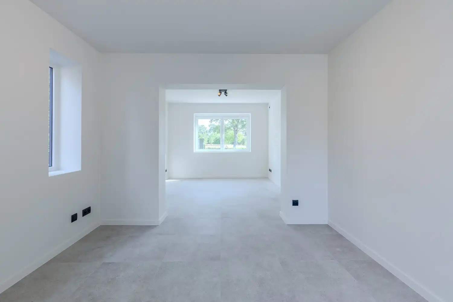 Volledig gerenoveerde huurwoning met drie slaapkamers en ruime tuin op toplocatie in Rekem foto 8