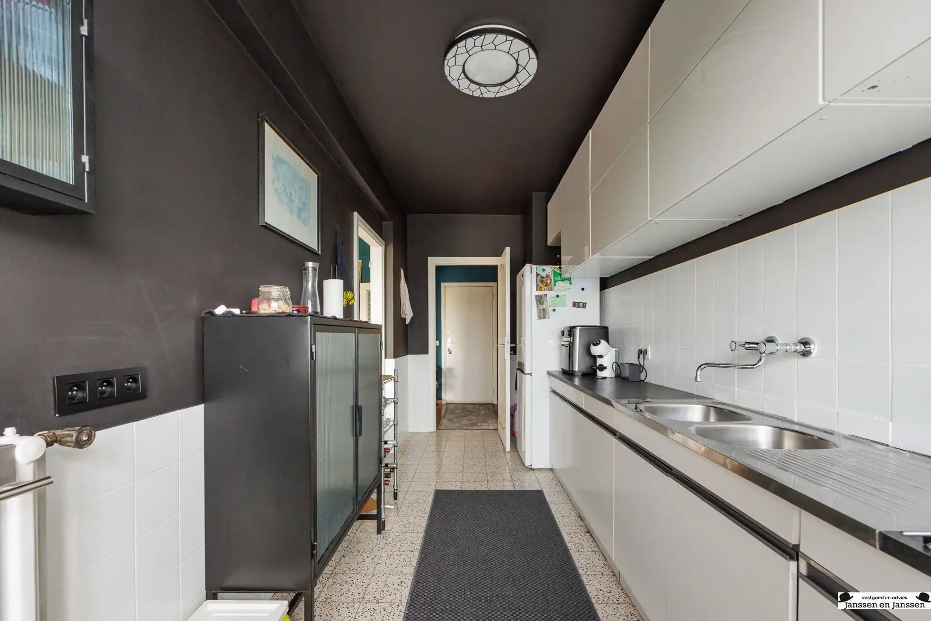 Ruim twee slaapkamer-appartement met panoramisch uitzicht! foto 5