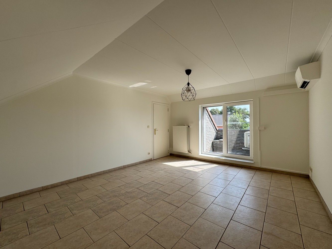 Zeer ruime huurwoning met o.a. 3 slpks en garage foto 14