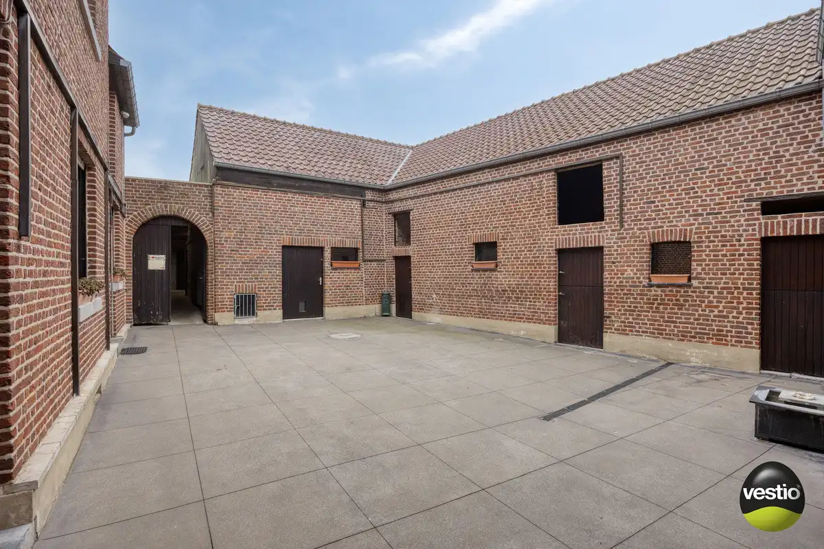 VIERKANTSHOEVE MET 4 BIJHORENDE VARKENSSTALLEN TE SINT-HUIBRECHTS-HERN op 65A79CA. foto 6