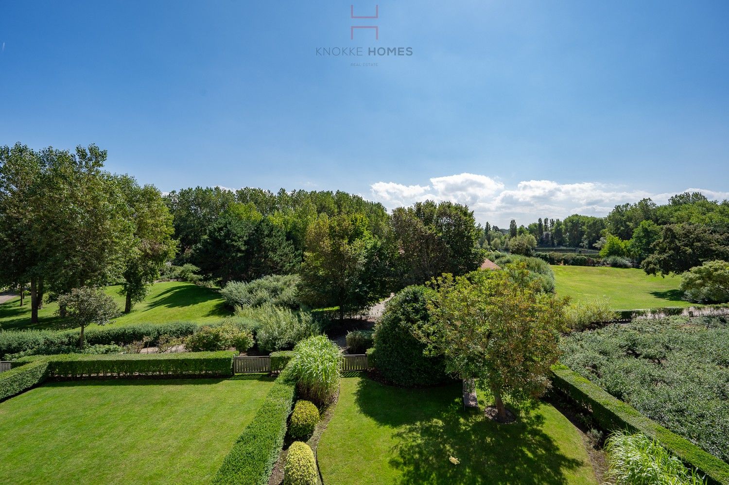 Prachtig hoekappartement met grote terrassen in het prestigieuze domein "Tennis Gardens", Zoute. foto 11