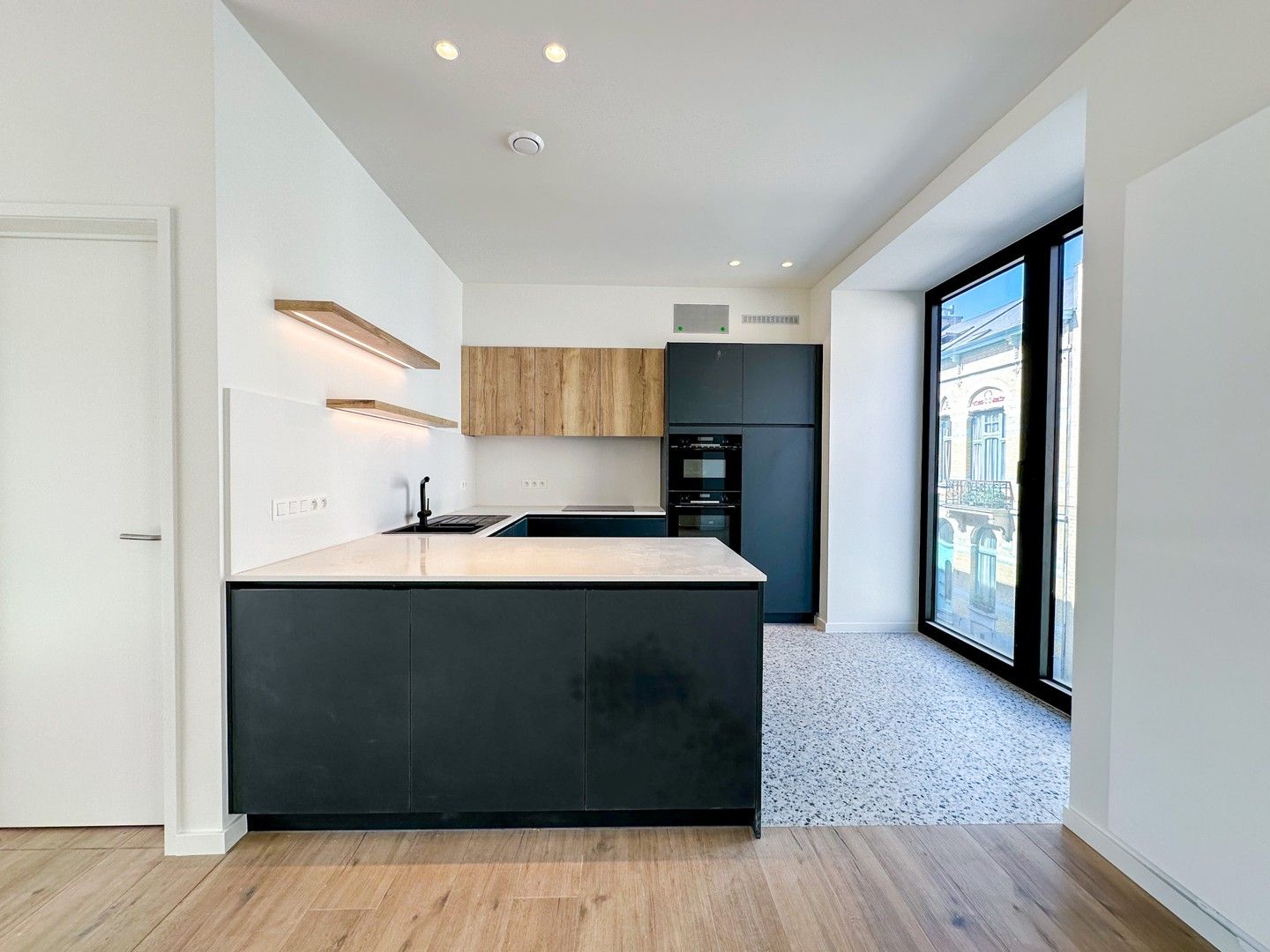 Uniek 2 slaapkamer nieuwbouwappartement te huur in het centrum van Sint-Niklaas foto 3