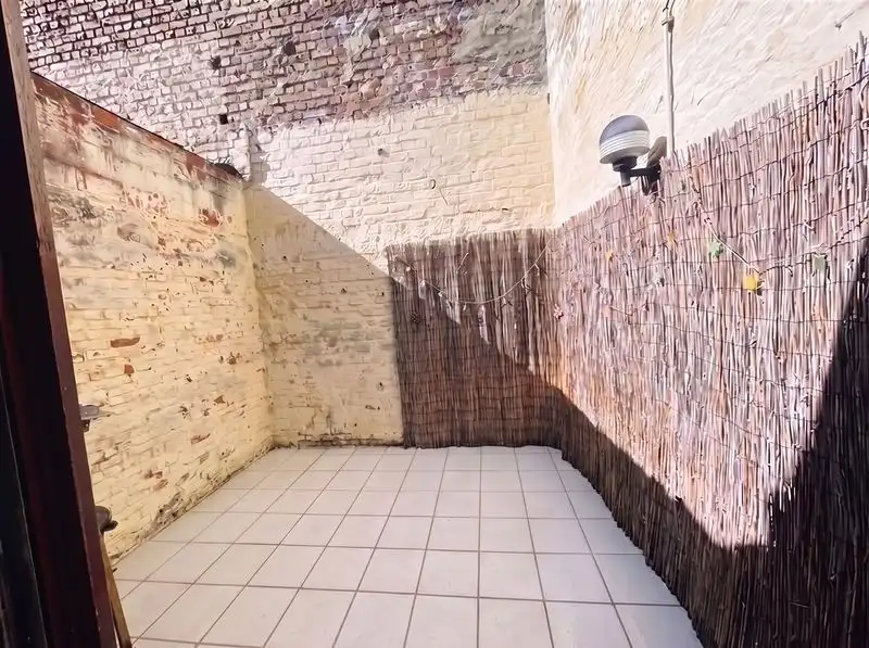 Brugge centrum, woonhuis met zonnige koer, 3 SLAAPKAMERS en living van 34m² foto 2