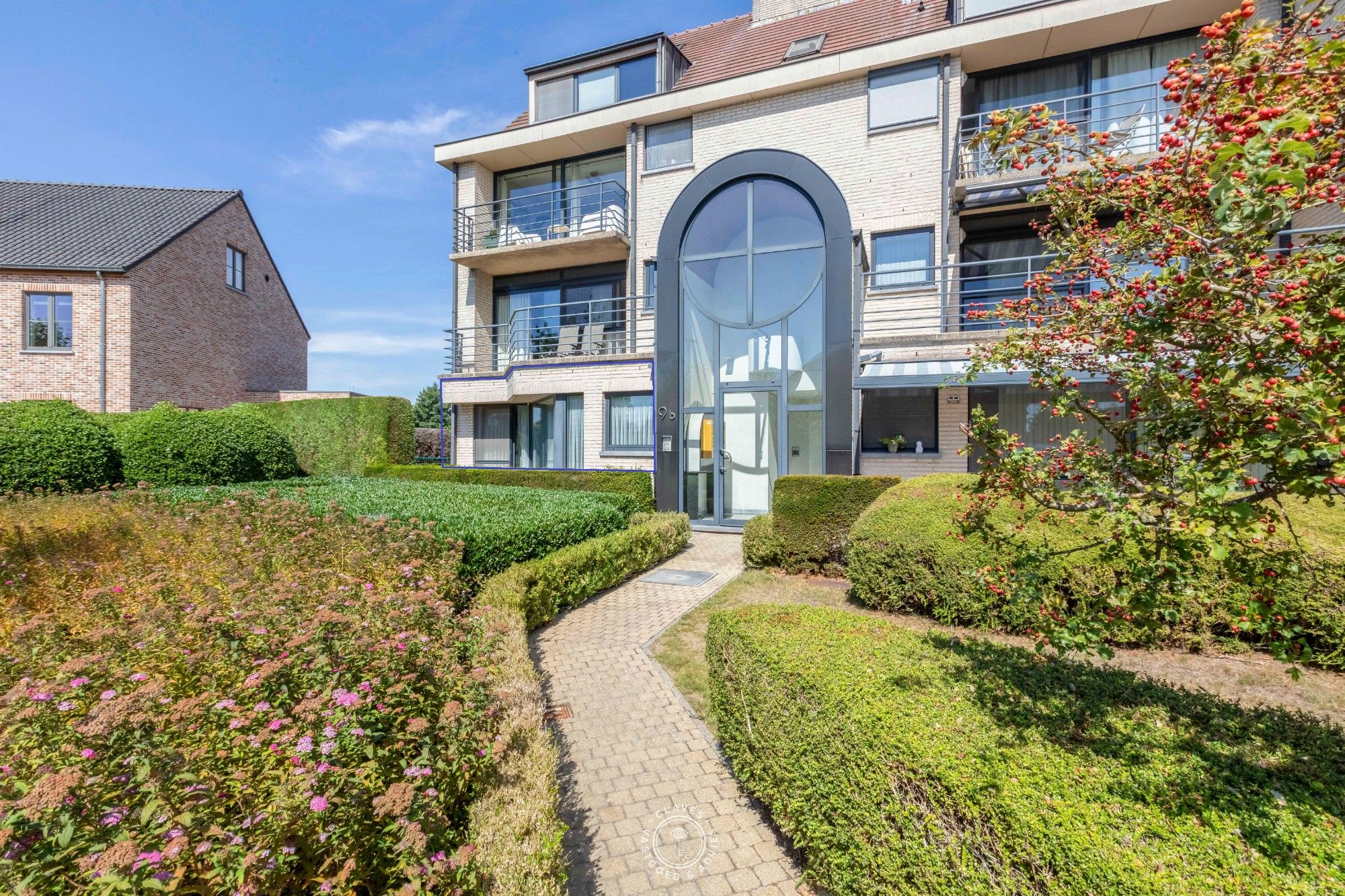 Ruim gelijkvloers appartement met tuin foto {{pictureIndex}}
