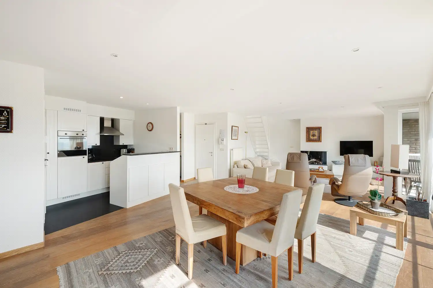 Exclusief duplexappartement met riant zonneterras en panoramisch zeezicht aan het Heldenplein foto 8