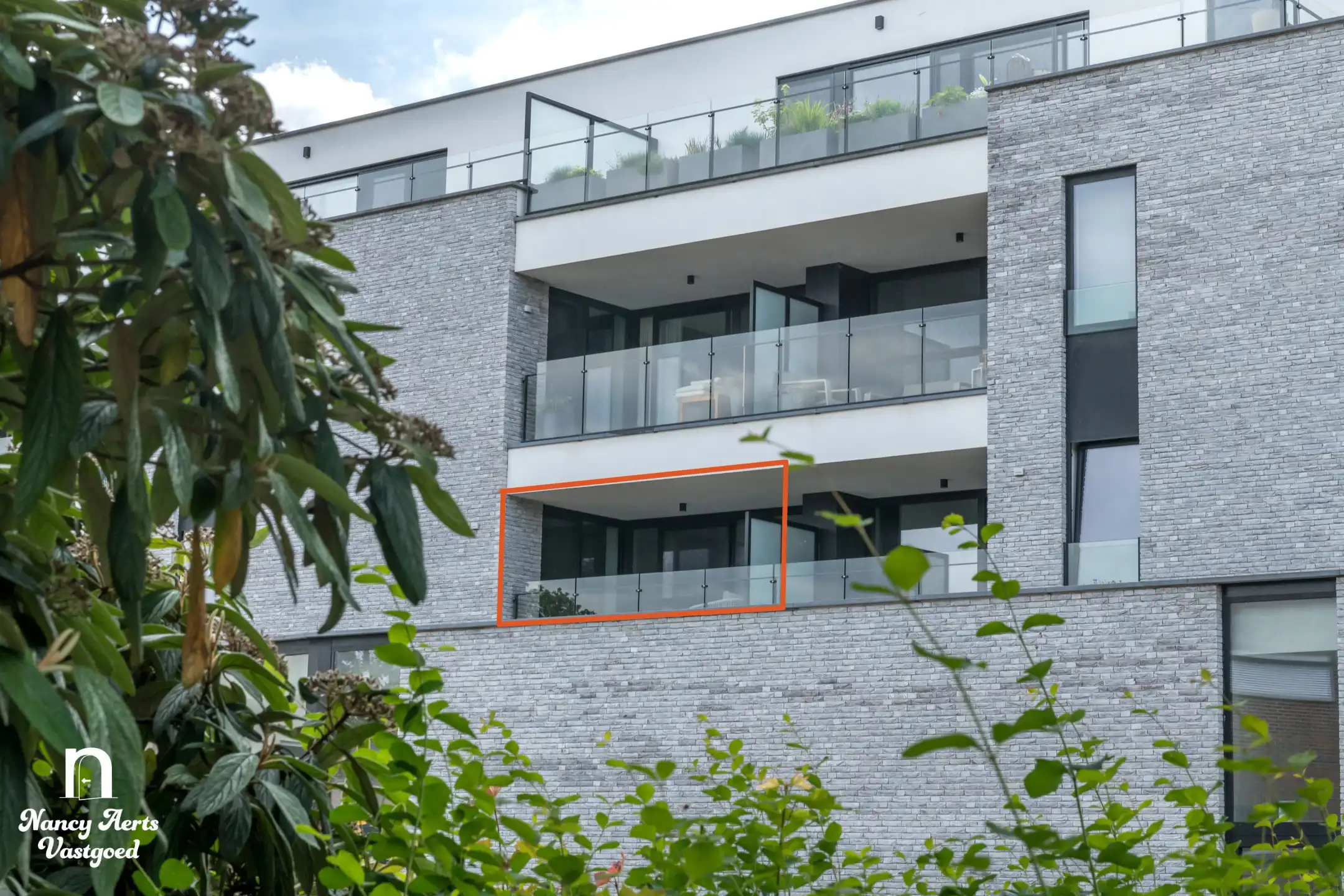 Instapklaar, modern appartement (2023) met gezellig terras foto {{pictureIndex}}