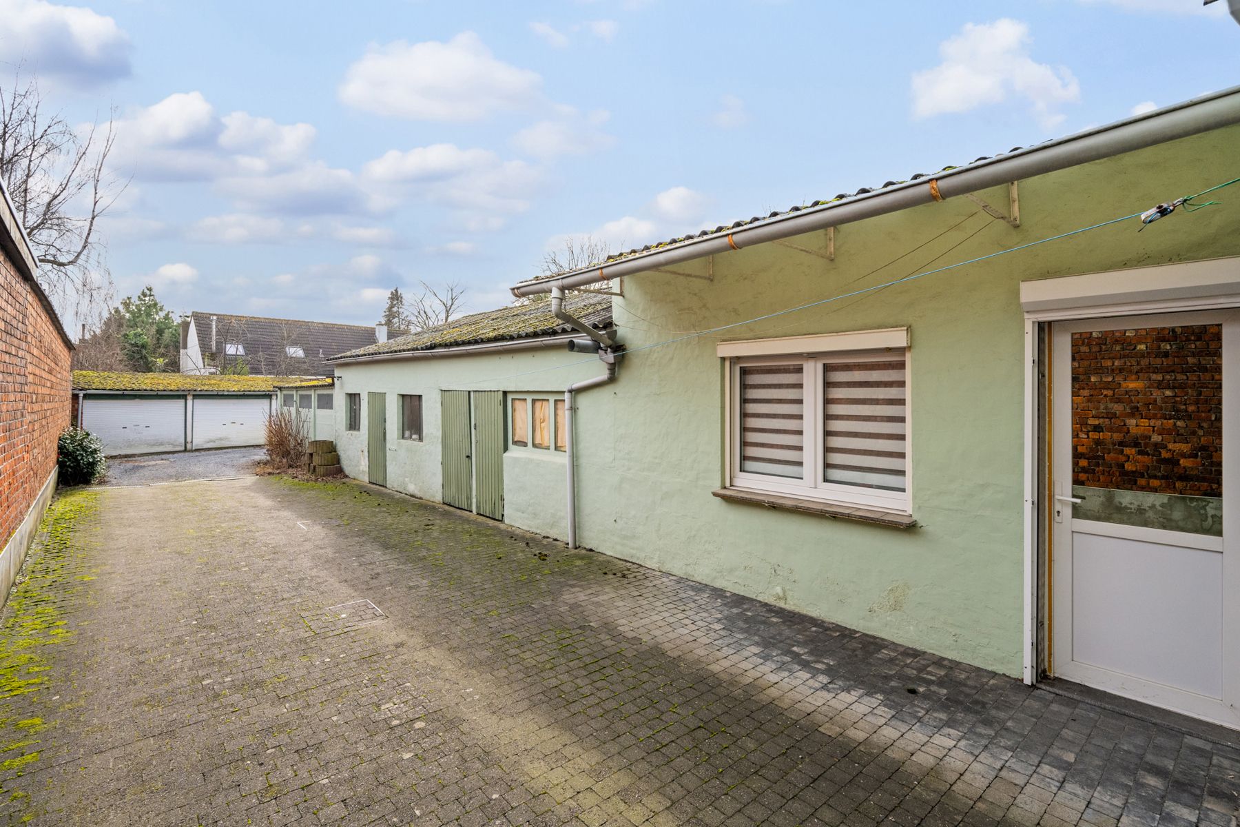 Te renoveren woning met 4 slaapkamers + 9 garageboxen foto 16