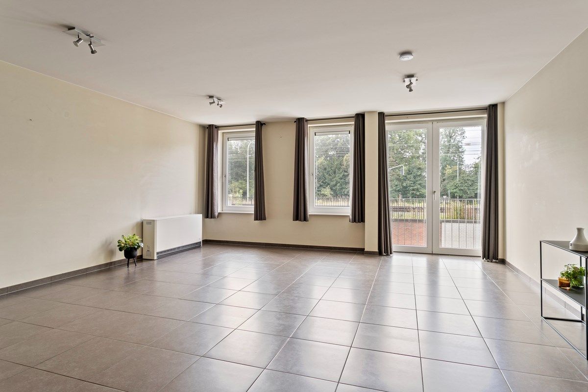 Modern en instapklaar appartement met 2 slaapkamers in hartje Kortrijk foto 4