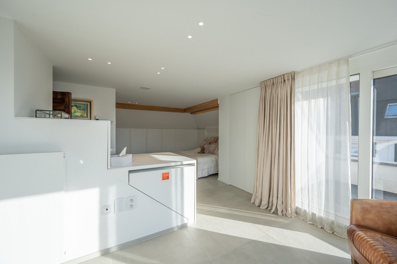 Prachtige lichtrijke villa op enkele stappen van de zee en het strand. Unieke ligging met parking voor 8 wagens. foto 19