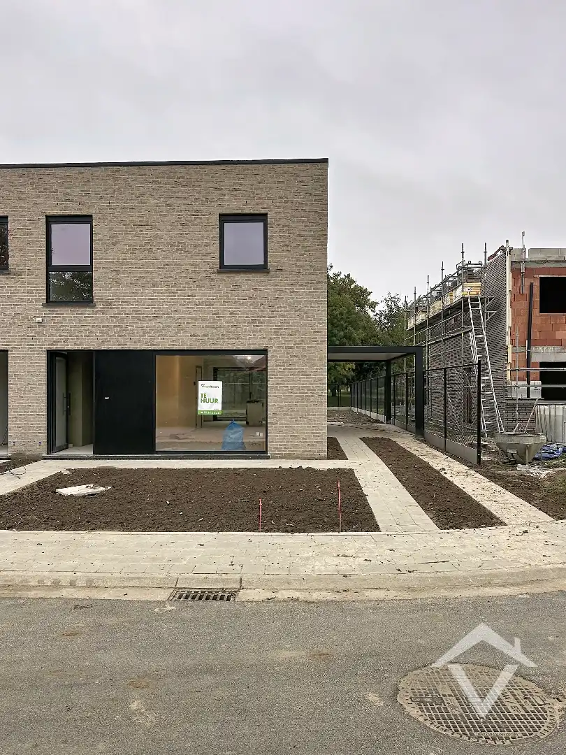 Woning met 3 slaapkamers en carport te Proven  foto {{pictureIndex}}