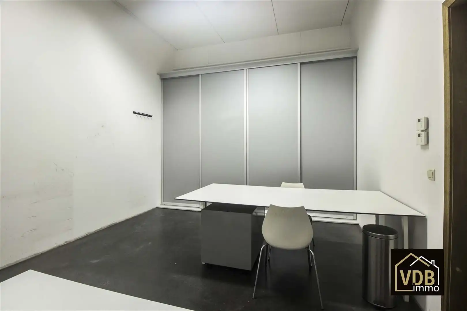 Commercieel gebouw op toplocatie, verhuurd met goed rendemen foto 18