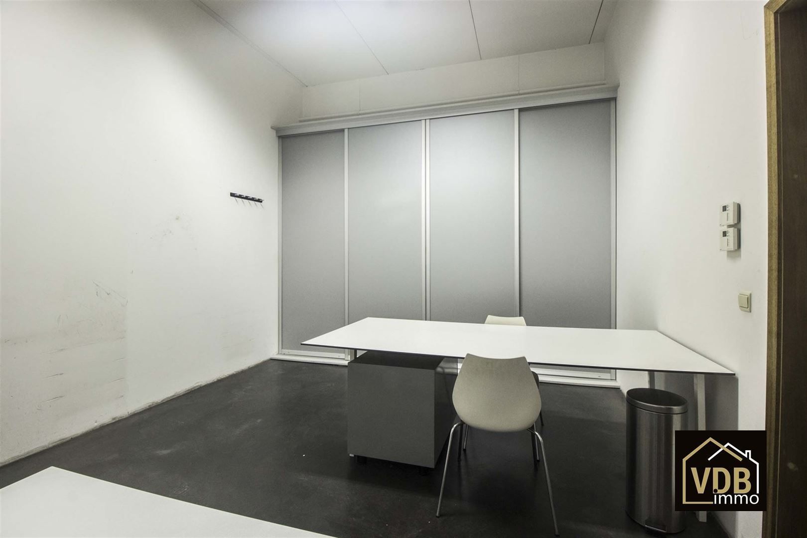 Commercieel gebouw op toplocatie geschikt voor vele doeleinden: kantoor, kleinhandel, groothandel... foto 19