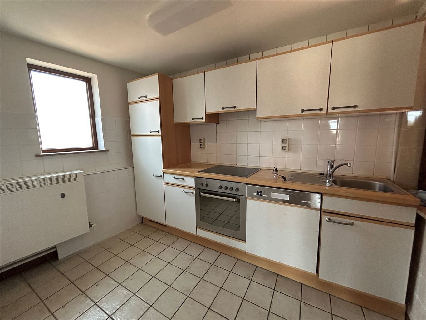 Ruim appartement met 2 slaapkamers en terrasje aan de Markt van Maaseik foto 4