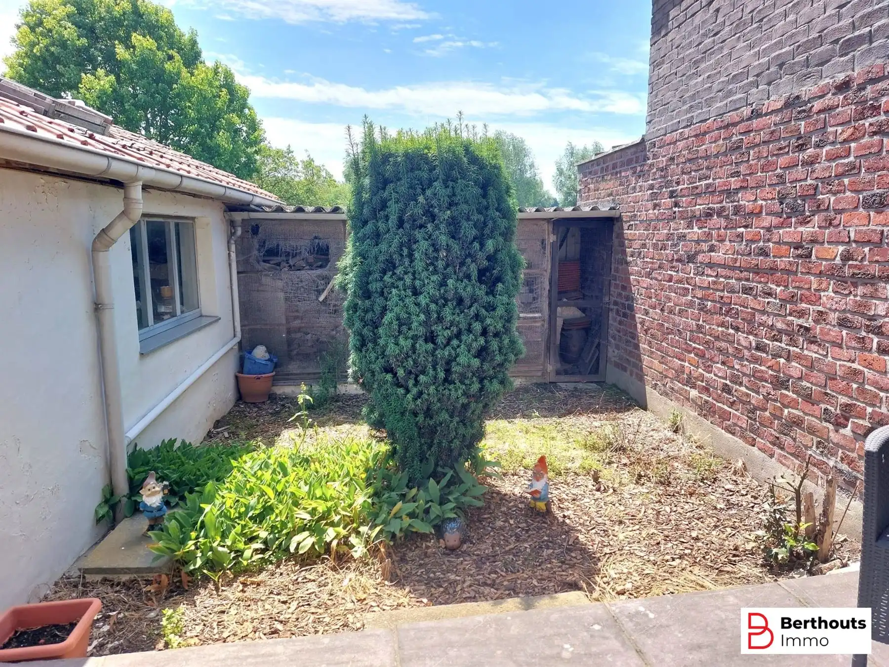 SUPER GELEGEN RIJWONING MET GARAGE  foto 16