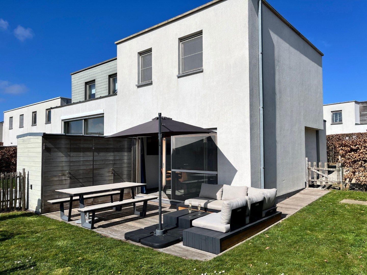 Moderne vakantiewoning vlakbij het natuurgebied “Doornpanne” en slechts op anderhalve kilometer van zee foto {{pictureIndex}}