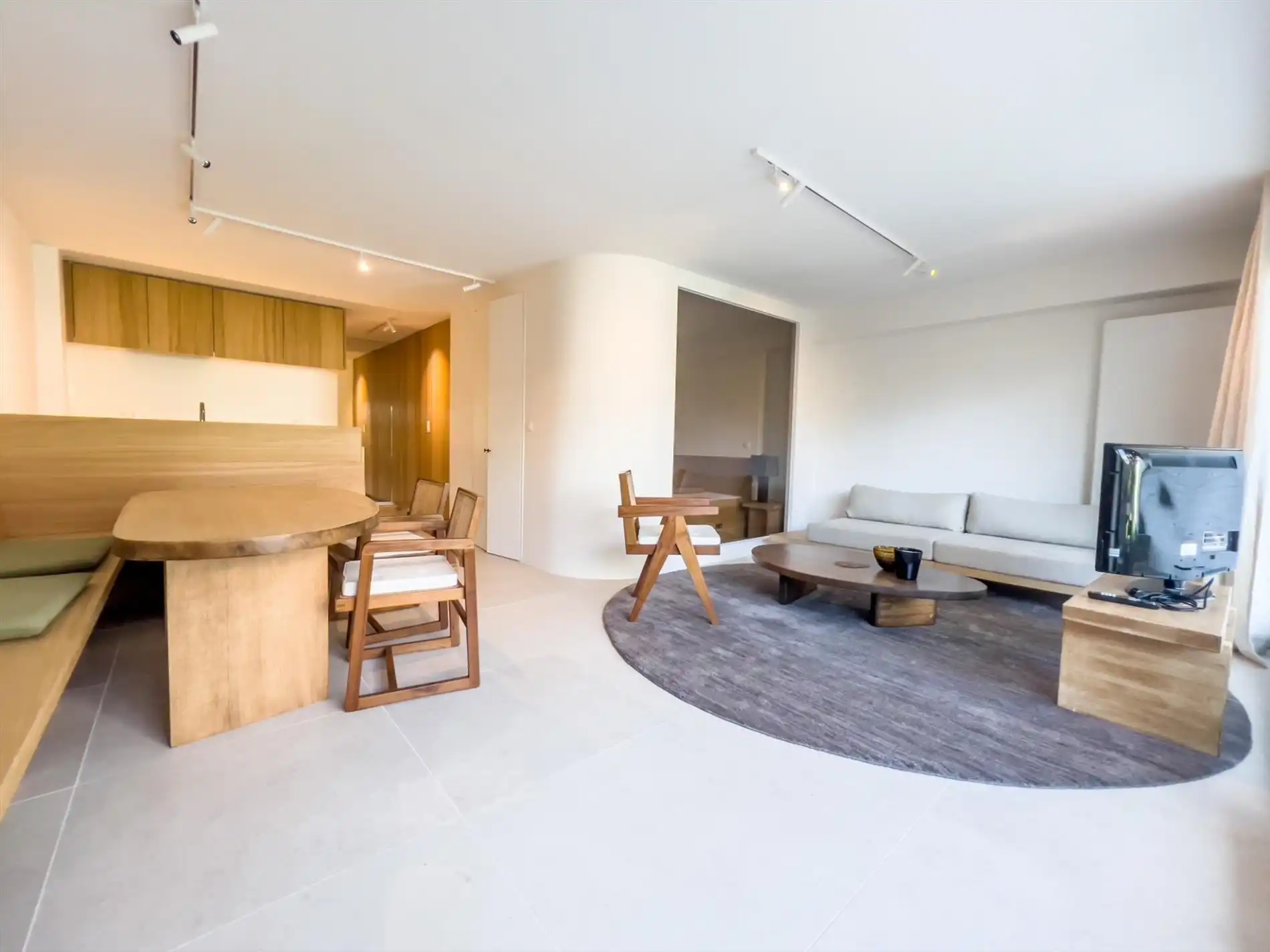 Prachtig gerenoveerd gelijkvloersappartement met zuidgerichte tuin, centraal gelegen op de Dumortierlaan vlakbij het Driehoeksplein.  foto 4