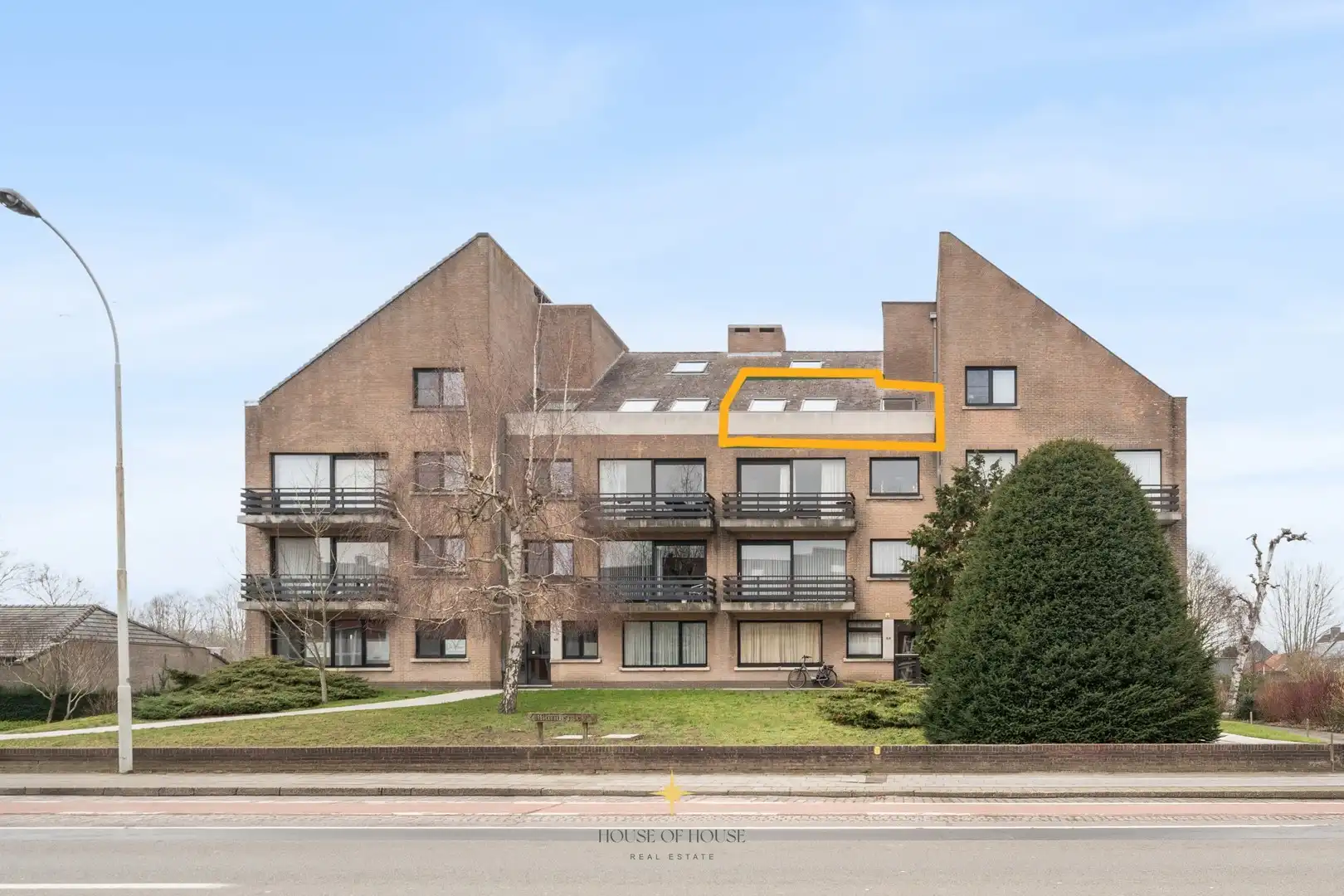 Ruim en lichtrijk appartement mét garage in Sint-Andries foto {{pictureIndex}}