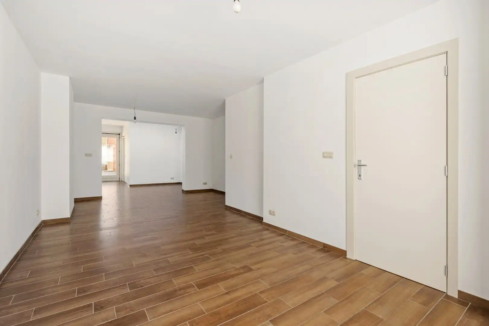 Grotendeels gerenoveerde woning met 2 slaapkamers, ruime zolder en tuin te Menen foto 6