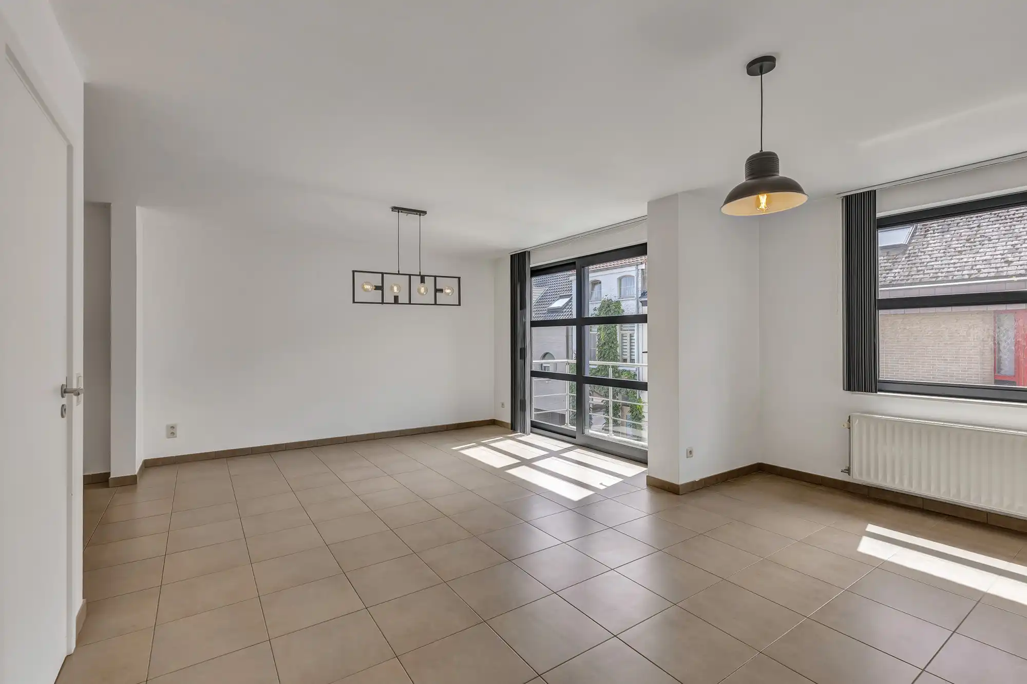 Ruim, instapklaar appartement met terras en autostaanplaats foto 2
