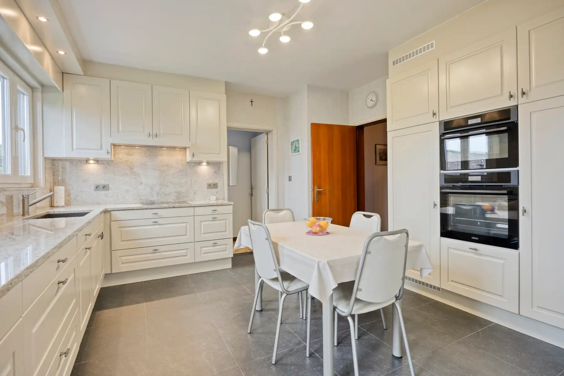 Karaktervolle woning met omheinde tuin en veel staanplaatsen foto 9