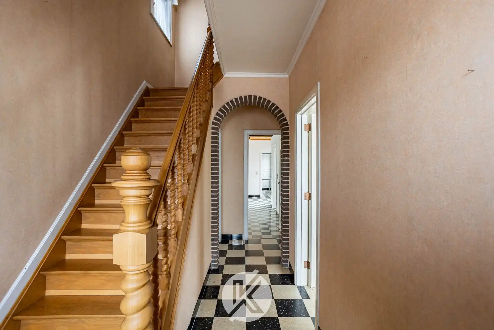 Vrijstaande, robuuste woning nabij het centrum foto 4