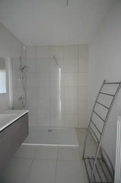 Modern 2-slaapkamerappartement met garage op rustige, groene ligging foto 9