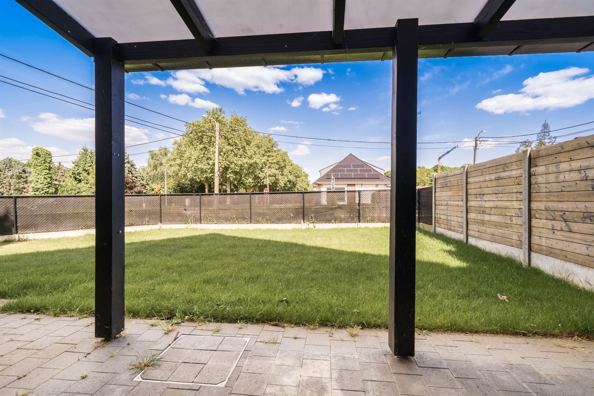 Moderne gezinswoning met garage en tuin. foto 24