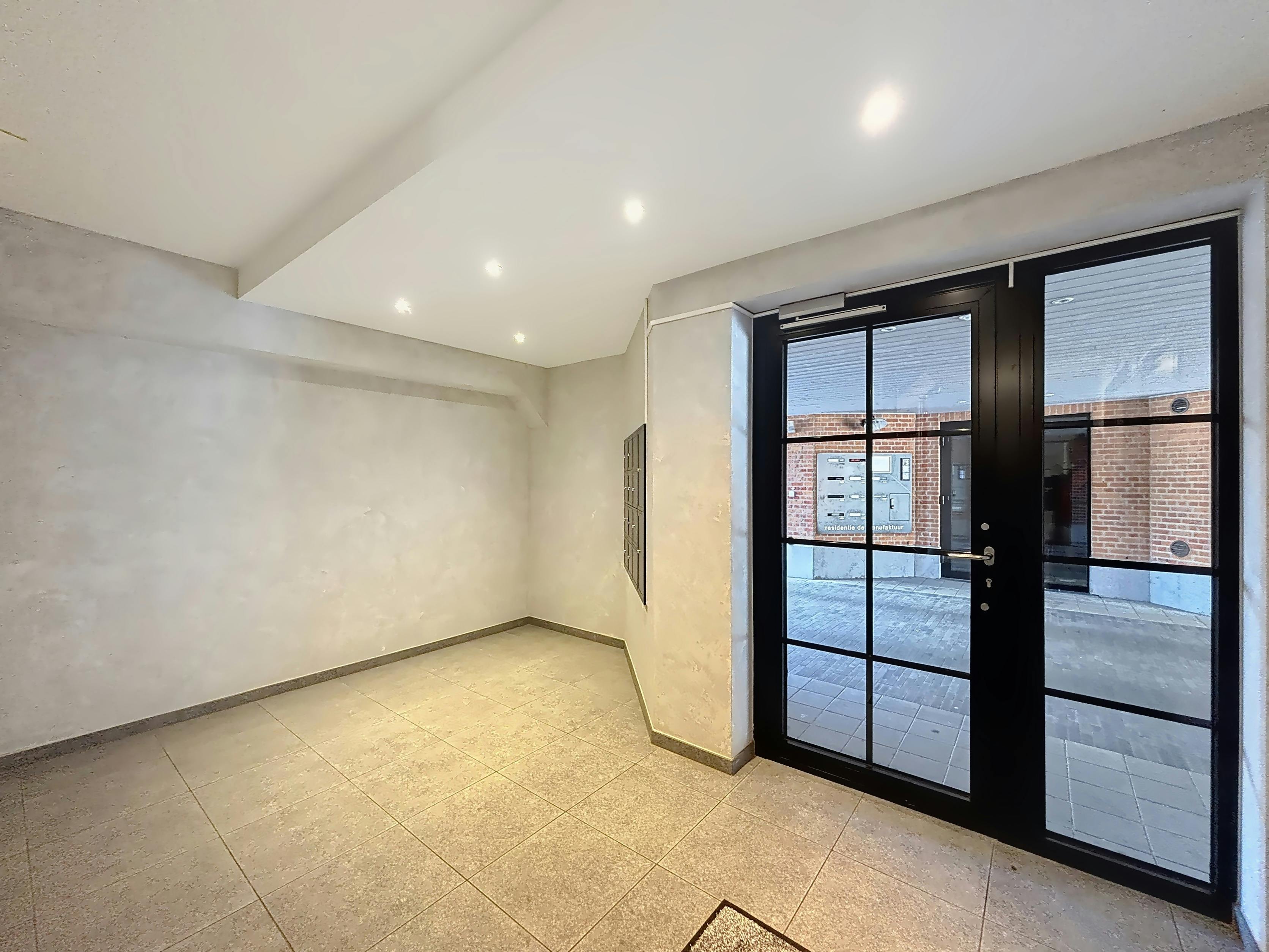 Eeklo Centrum: Instapklaar 1-slaapkamerappartement met garagebox foto 14