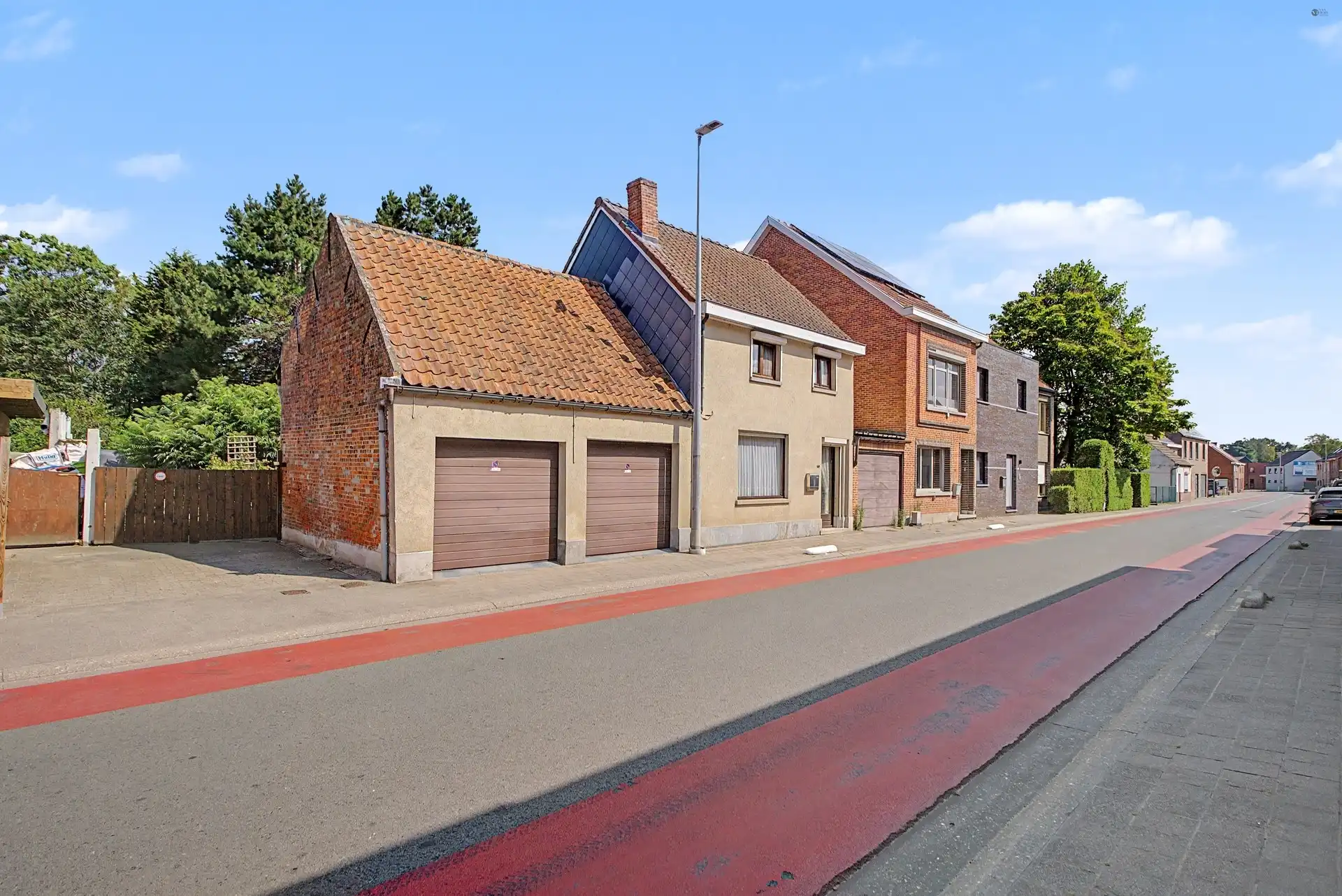 Half open bebouwing met dubbele garage op een prachtig stuk grond foto 2